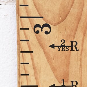 Marqueur de hauteur pour règle de courbe de croissance - Sticker flèche en vinyle avec initiale et années - Repère de mesure