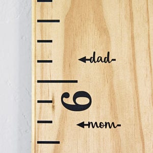 Größenmarkierer für Messlatte - MOM & DAD Vinyl Aufkleber Pfeil in Schrift - Messmarke