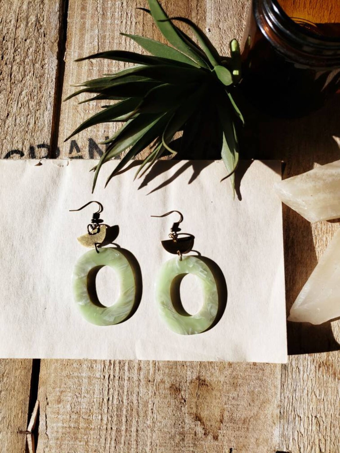 Seafoam grünes Acetat mit Halbmond Messing Ohrringe /Harz | Etsy