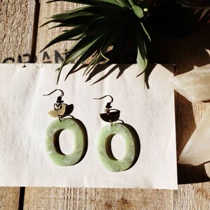 Seafoam grünes Acetat mit Halbmond Messing Ohrringe /Harz | Etsy