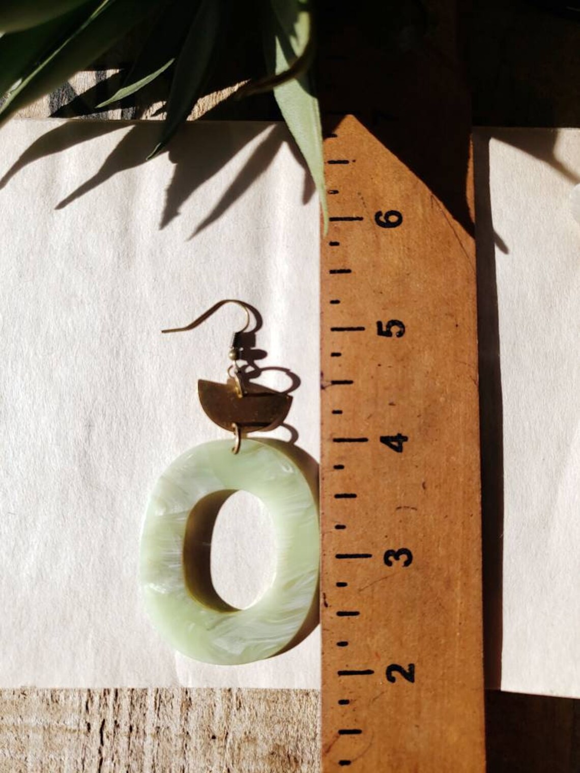 Seafoam grünes Acetat mit Halbmond Messing Ohrringe /Harz | Etsy