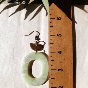 Seafoam grünes Acetat mit Halbmond Messing Ohrringe /Harz | Etsy
