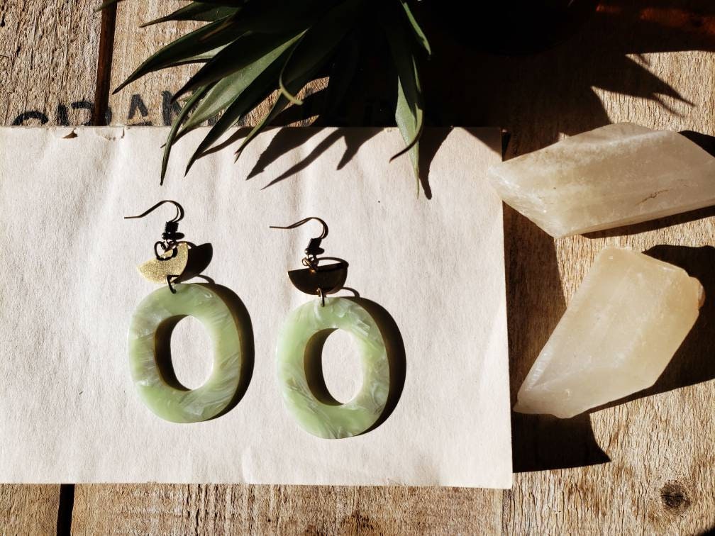 Seafoam grünes Acetat mit Halbmond Messing Ohrringe /Harz | Etsy