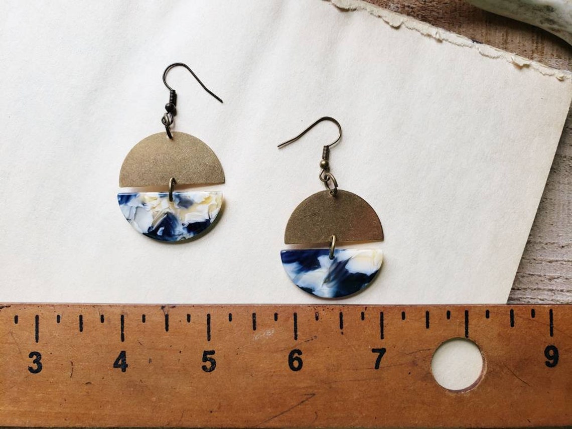 Blaues und cremefarbenes Acetat mit rohem Messing Halbmond | Etsy