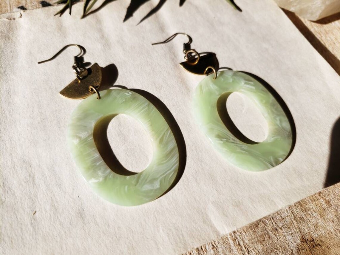 Seafoam grünes Acetat mit Halbmond Messing Ohrringe /Harz | Etsy
