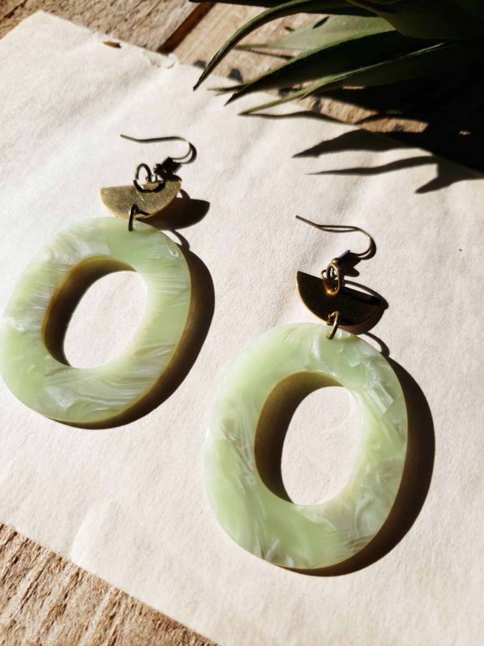 Seafoam grünes Acetat mit Halbmond Messing Ohrringe /Harz | Etsy
