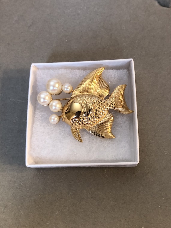 Golden Fish with Faux Pearl Bubble Brooch Pin