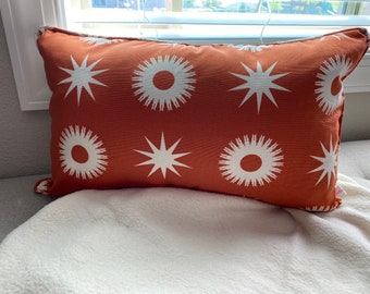 Blommigt ländryggsörngott: Mid-Century Modern Accentkudde