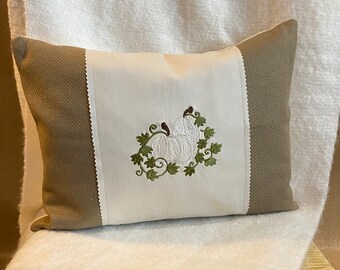 Cuscino decorativo con zucca ricamata: decorazione autunnale color crema e marrone chiaro (30,5 x 40,6 cm)