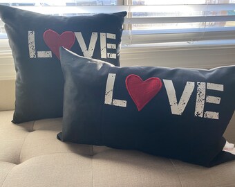 Federa per cuscino Love: cuscino nero con cuore rosso
