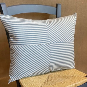 Kussensloop met tikkende streep: blauwgrijs en wit katoen, boerderijdecor (16 x 20 inch)