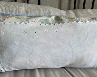 Copricuscino a rullo Cottagecore: pizzo vintage, accenti floreali