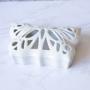 Butterfly Trinket/candy Box By Pacific Rim White porcelain With Lattice Top