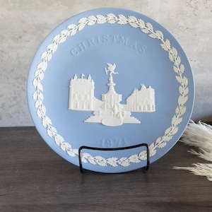 Vintage Christmas 1971 Wedgwood Plate Made In England The 1971 plate features Picadilly Circus