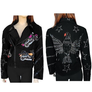 K&ouml;nnte beinhalten: Eine schwarze Lederjacke mit Rei&szlig;verschluss und einem Motorrad-Design auf der Vorderseite. Die R&uuml;ckseite der Jacke zeigt ein Pailletten-Adler-Design mit Sternen.