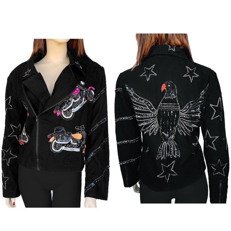 K&ouml;nnte beinhalten: Eine schwarze Lederjacke mit Rei&szlig;verschluss und einem Motorrad-Design auf der Vorderseite. Die R&uuml;ckseite der Jacke zeigt ein Pailletten-Adler-Design mit Sternen.