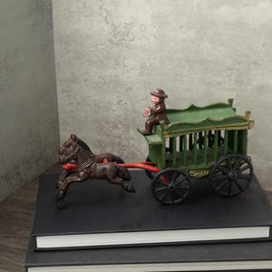 Cast Iron Horse Drawn Circus Wagon & Driver Vintage Toy Unbranded