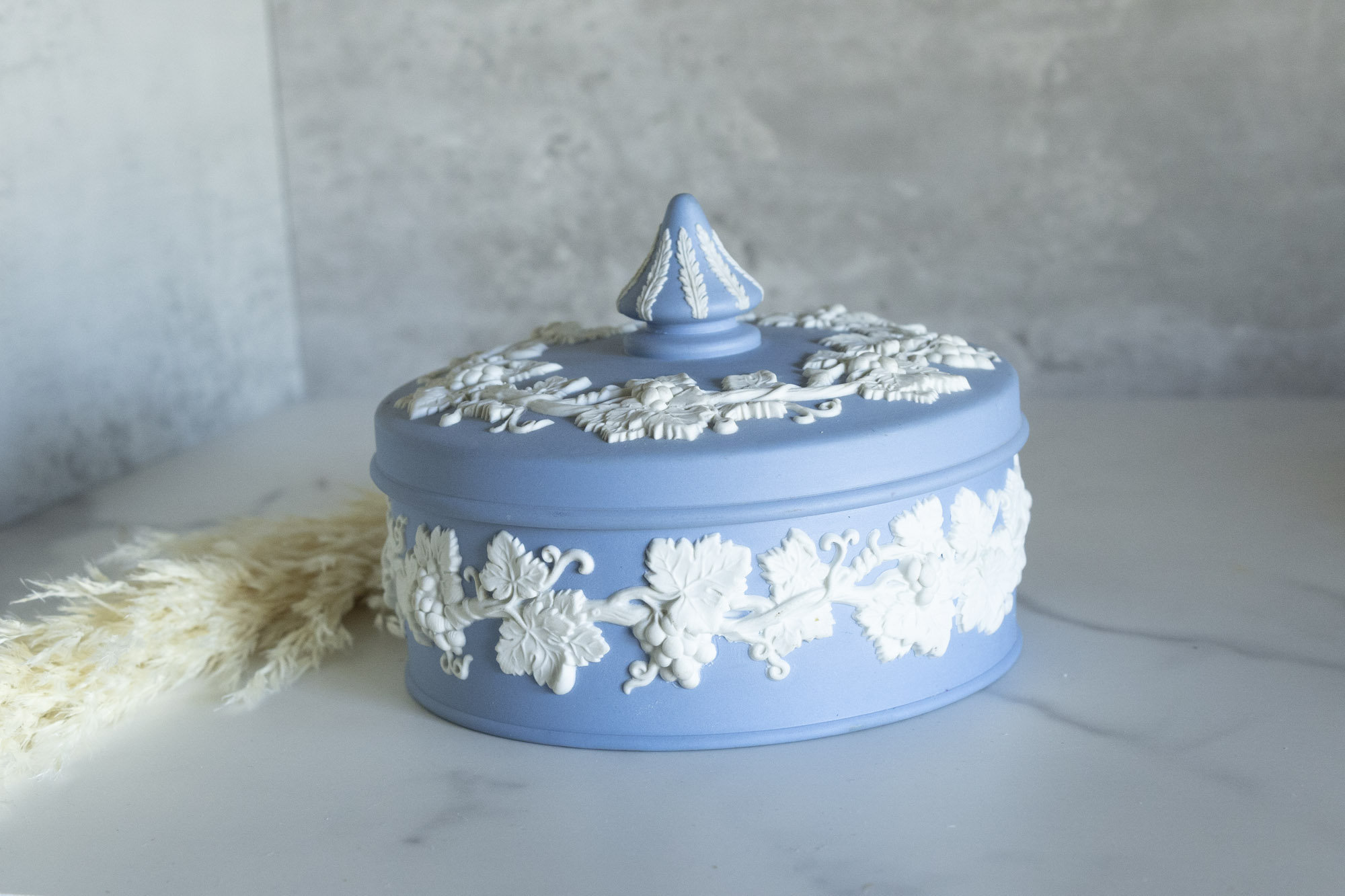 【スーパーセール】 Vintage Wedgwood Large Blue Jasperware Lidded Trinket Box - Etsy アンティーク雑貨