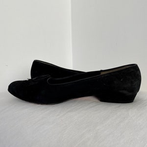 K&ouml;nnte beinhalten: Ein Paar schwarze Ballerinas aus Wildleder mit spitzer Zehenpartie und niedrigem Absatz.