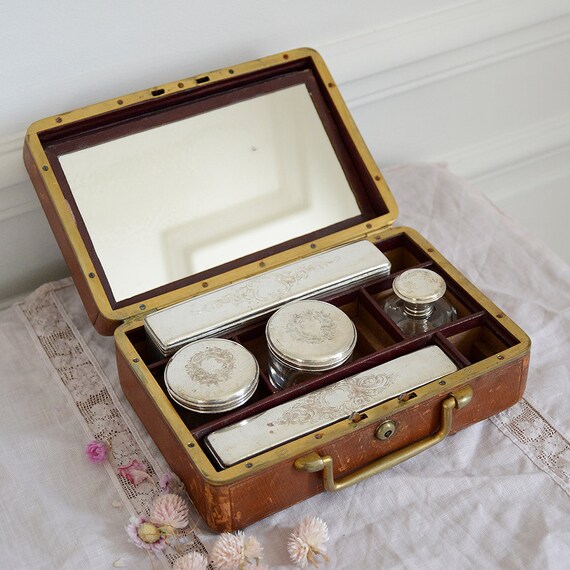 it suitcase and vanity set