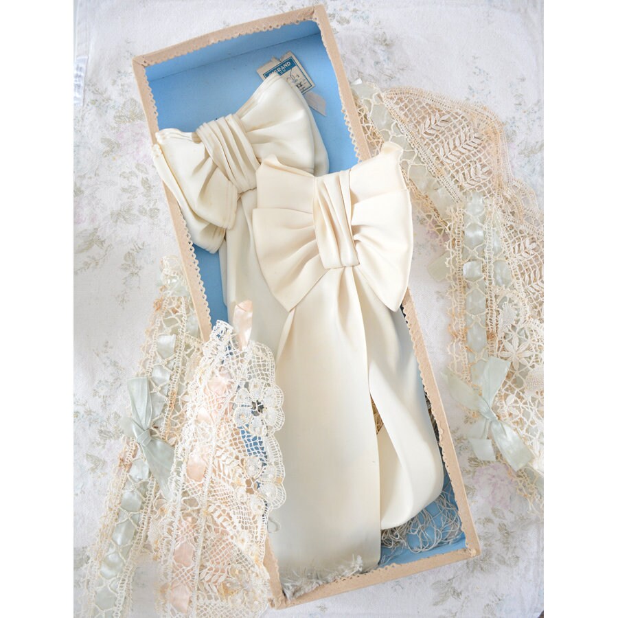 Superbe Ensemble Antique Français Dentelle Faite à La Main et Rubans Communion