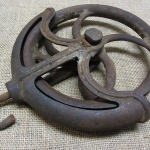 Vintage Cast Iron Farm Well Pulley w Swivel Top - Antique Old Iron Western Barn Farm Equipment Rope 11366