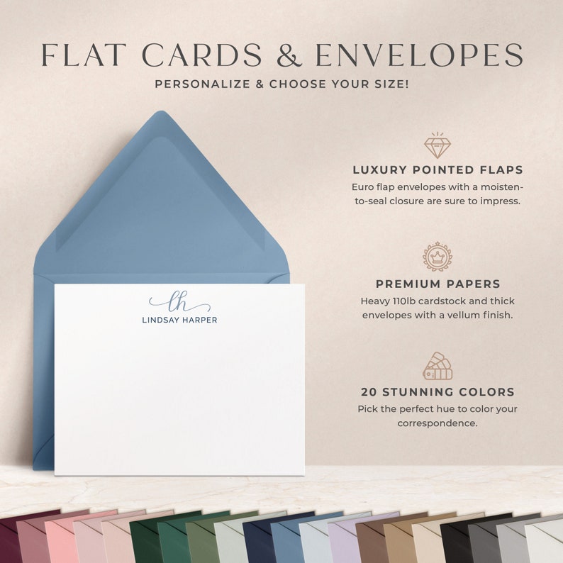 Op de afbeelding: Vlakke kaarten en enveloppen met een blauwe envelop en een witte kaart met de tekst "th Lindsay Harper". De afbeelding toont ook een verscheidenheid aan kleuren voor de kaarten en enveloppen. De tekst "Luxury Pointed Flaps", "Premium Papers" en "20 Stunning Colors" is ook zichtbaar.