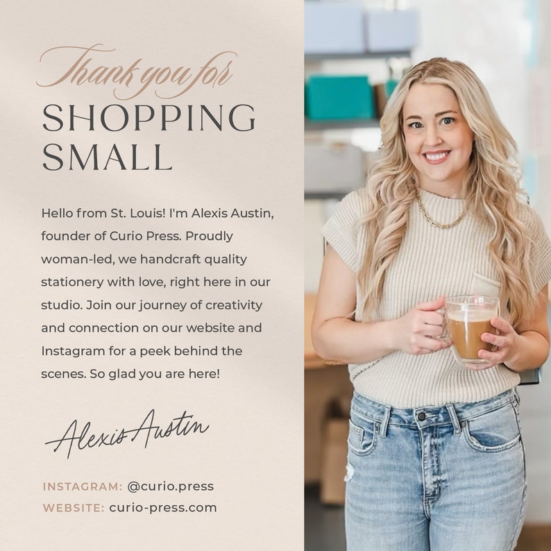 Op de afbeelding: Een vrouw glimlacht en houdt een kop koffie vast in een lichtbeige top en een blauwe jeans. De tekst "Thank you for SHOPPING SMALL" staat bovenaan de afbeelding. De tekst hieronder luidt: "Hello from St. Louis! I'm Alexis Austin, founder of Curio Press. Proudly woman-led, we handcraft quality stationery with love, right here in our studio. Join our journey of creativity and connection on our website and Instagram for a peek behind the scenes. So glad you are here! Alexis Austin INSTAGRAM: @curio.press WEBSITE: curio-press.com"