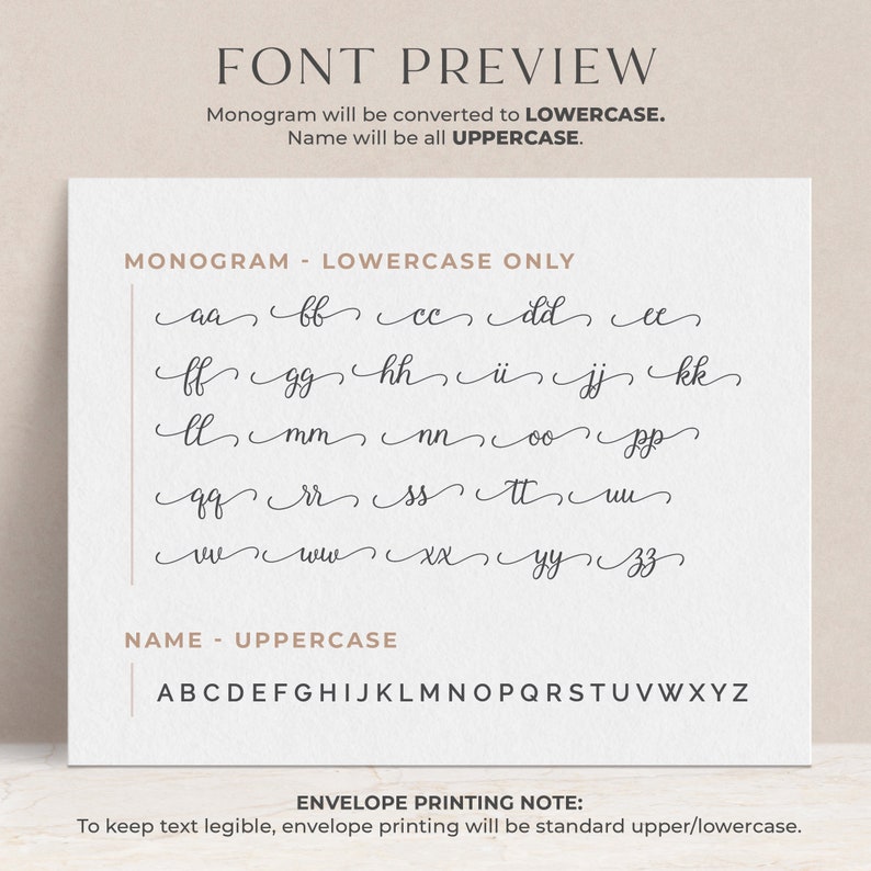 Op de afbeelding: Voorbeeld van een lettertype dat kleine en hoofdletters in een cursief handschrift laat zien. De tekst luidt "Monogram will be converted to lowercase. Name will be all uppercase." en "MONOGRAM - LOWERCASE ONLY", gevolgd door het kleine alfabet in cursief handschrift. De tekst "NAME - UPPERCASE" wordt gevolgd door het hoofdletteralfabet in een sans-serif lettertype. De tekst "ENVELOPE PRINTING NOTE: To keep text legible, envelope printing will be standard upper/lowercase." bevindt zich onderaan de afbeelding.