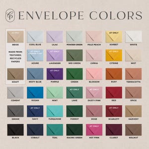 K&ouml;nnte beinhalten: Eine Farbkarte mit Umschl&auml;gen in verschiedenen Farbt&ouml;nen, darunter Beige, Blau, Lila und Gr&uuml;n. Der Text "ENVELOPE COLORS" steht oben. Die Umschl&auml;ge bestehen aus strukturierten, recycelten Papieren. Jede Farbe ist beschriftet.