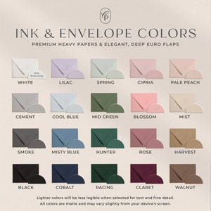 Op de afbeelding: Een tabel met 15 verschillende kleuren voor enveloppen en inkt voor briefpapier. De kleuren zijn gerangschikt in rijen van vijf, met de namen van elke kleur onder het overeenkomstige kleurensample. De kleuren omvatten wit, lila, lente, cipria, licht perzik, cement, lichtblauw, middelgroen, bloesem, mist, rook, mistig blauw, jagergroen, roos, oogst, zwart, kobalt, race, wijnrood en walnoot.
