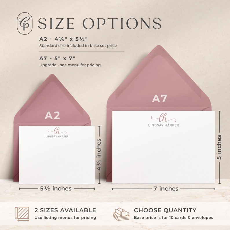 Op de afbeelding: Twee maten briefkaarten worden getoond. De kleinere kaart is 11,4 cm bij 14 cm en de grotere kaart is 12,7 cm bij 17,8 cm. Beide kaarten zijn wit met een roze envelop en de tekst "th LINDSAY HARPER" in een cursief schrift.