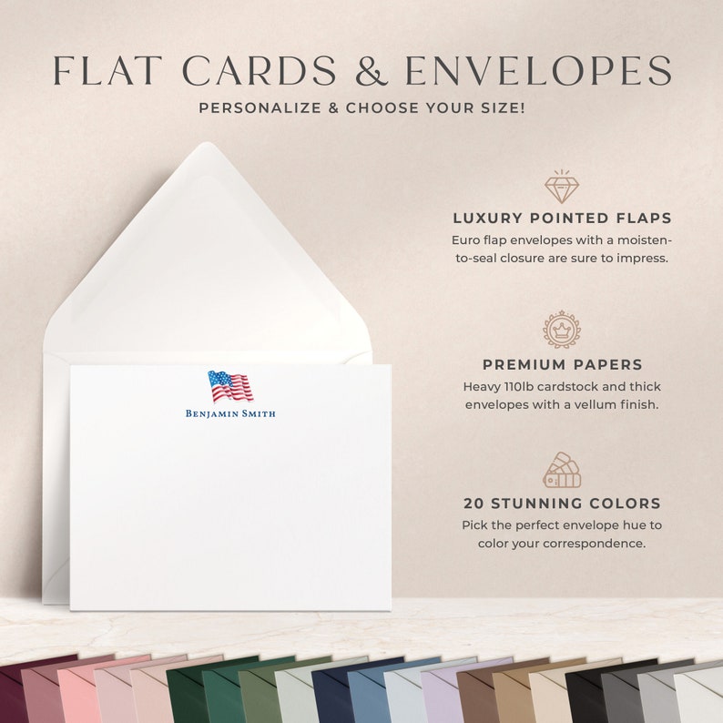 K&ouml;nnte beinhalten: Flache Karten und Umschl&auml;ge mit einem personalisierten Design mit einer amerikanischen Flagge und dem Namen "Benjamin Smith". Das Bild zeigt eine Vielzahl von Farben, die f&uuml;r die Umschl&auml;ge verf&uuml;gbar sind.