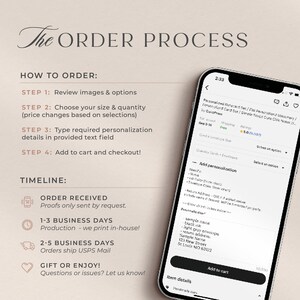 Op de afbeelding: Het scherm van een mobiele telefoon toont een stapsgewijze handleiding voor het bestellen van gepersonaliseerd briefpapier. De handleiding omvat de stappen voor het bekijken van afbeeldingen, het kiezen van de maat en hoeveelheid, het toevoegen van personalisatiedetails en het toevoegen aan de winkelwagen. De tijdlijn toont de geschatte productie- en verzendtijden. Het telefoonscherm toont ook een voorbeeld van het briefpapier met de mogelijkheid om personalisatiedetails toe te voegen.