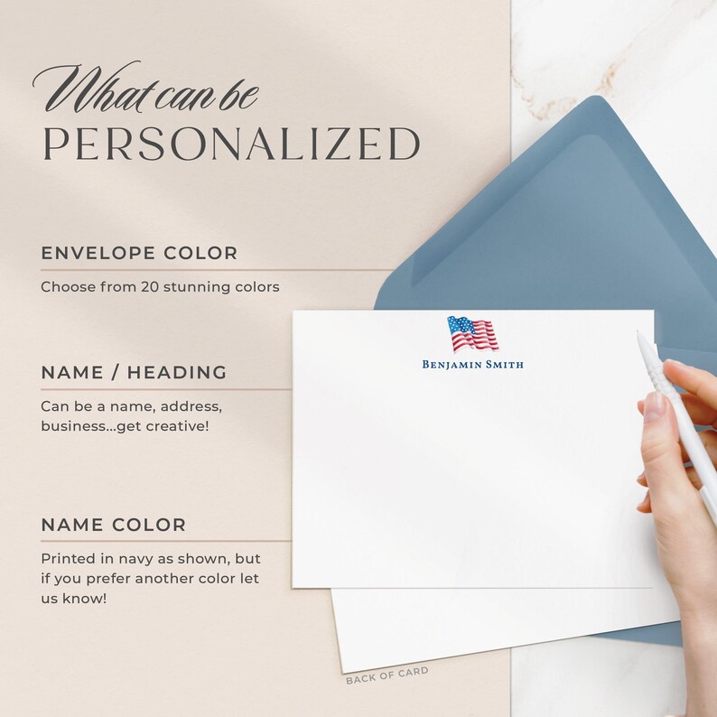 K&ouml;nnte beinhalten: Eine wei&szlig;e Karte mit einer blau-roten amerikanischen Flagge und dem aufgedruckten Text "BENJAMIN SMITH". Die Karte liegt auf einem blauen Umschlag. Der Text "What can be PERSONALIZED" befindet sich oben im Bild. Der Text "ENVELOPE COLOR Choose from 20 stunning colors" befindet sich unter dem Text "What can be PERSONALIZED". Der Text "NAME / HEADING Can be a name, address, business...get creative!" befindet sich unter dem Text "ENVELOPE COLOR Choose from 20 stunning colors". Der Text "NAME COLOR Printed in navy as shown, but if you prefer another color let us know!" befindet sich unter dem Text "NAME / HEADING Can be a name, address, business...get creative!". Der Text "BACK OF CARD" befindet sich unten im Bild.
