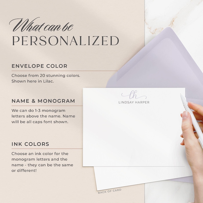 Op de afbeelding: Een witte kaart met de tekst "What can be PERSONALIZED" in zwart. De kaart bevat ook informatie over de kleur van de envelop, de opties voor naam en monogram, en de keuze van inktkleur. De tekst "LINDSAY HARPER" en het monogram "lh" zijn in lichtpaars weergegeven.