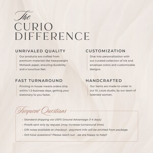Op de afbeelding: The Curio Difference: een tekstgrafiek met informatie over de toewijding van het bedrijf aan kwaliteit, aanpassing, snelle doorlooptijd en handgemaakte producten. De tekst is in wit op een lichtroze achtergrond.