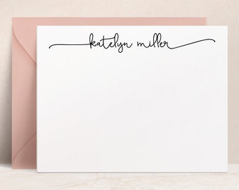 Könnte beinhalten: Weiße Briefpapier mit einem rosa Umschlag. Das Briefpapier trägt den Namen "katelyn miller" in Kursivschrift oben.