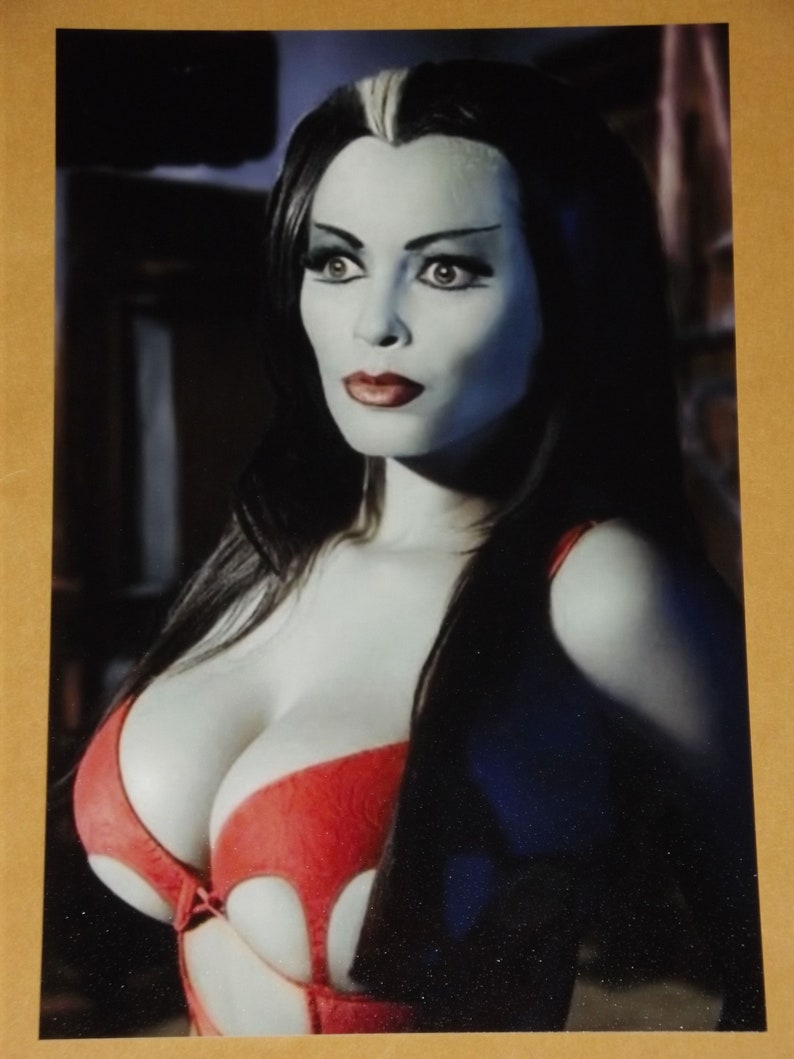 Sexy Lily Munster MUNSTER Yvonne De Carlo Vintage Foto image 0.