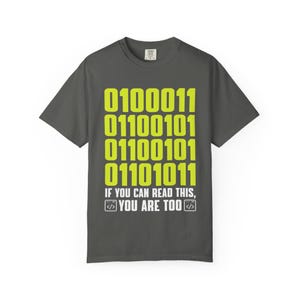 Könnte beinhalten: Dunkelgraues T-Shirt mit neongrüner Binärcode-Aufschrift und dem Text "IF YOU CAN READ THIS, YOU ARE TOO". Das Shirt hat einen Rundhalsausschnitt und kurze Ärmel. Ein lustiges Design für Programmierer und Technikbegeisterte.