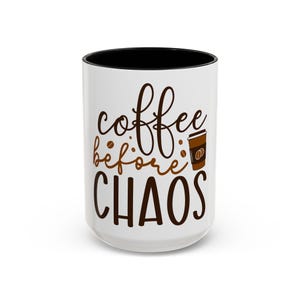 Puede incluir: Taza de café de cerámica blanca con interior negro. La taza presenta la frase "coffee before CHAOS" en escritura marrón y un gráfico de taza de café. Un regalo perfecto para los amantes del café.