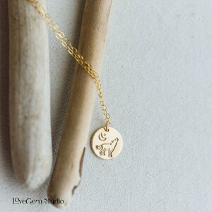 Personalisierte Wolf Charm Halskette mit Initial Add-On 14K Gold-gefüllter, Handstempel-personalisierter zierlicher Goldanhänger Von der Natur inspiriertes Geschenk für sie Bild 5
