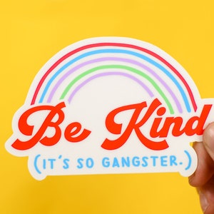 Soyez gentil. C'est tellement gangster... Sticker vinyle.