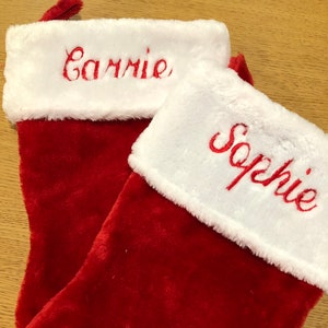 Personalisierter gestickter roter Plüsch-Weihnachtsstrumpf