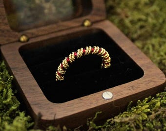 純金と赤のディテールが美しいエルフのプロミスリング｜中つ国の結婚式｜ファンタジージュエリー