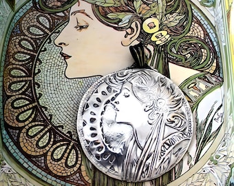Collar Alphonse Mucha inspirado en el Art Nouveau, Medallón vintage ·Laurel· Modernismo Plata de Ley 925. Owieru Art.