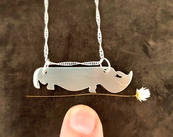 glückliches Nashorn aus einem kleinen Messer, Besteckschmuck, silber, upcycling