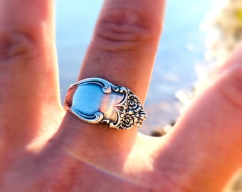 Besteckschmuck, schöner Ring mit kleinen Röschen aus einem versilberten Mokkalöffel