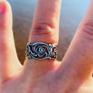 Besteckschmuck, schöner Ring aus einem versilberten Serviettenhalter