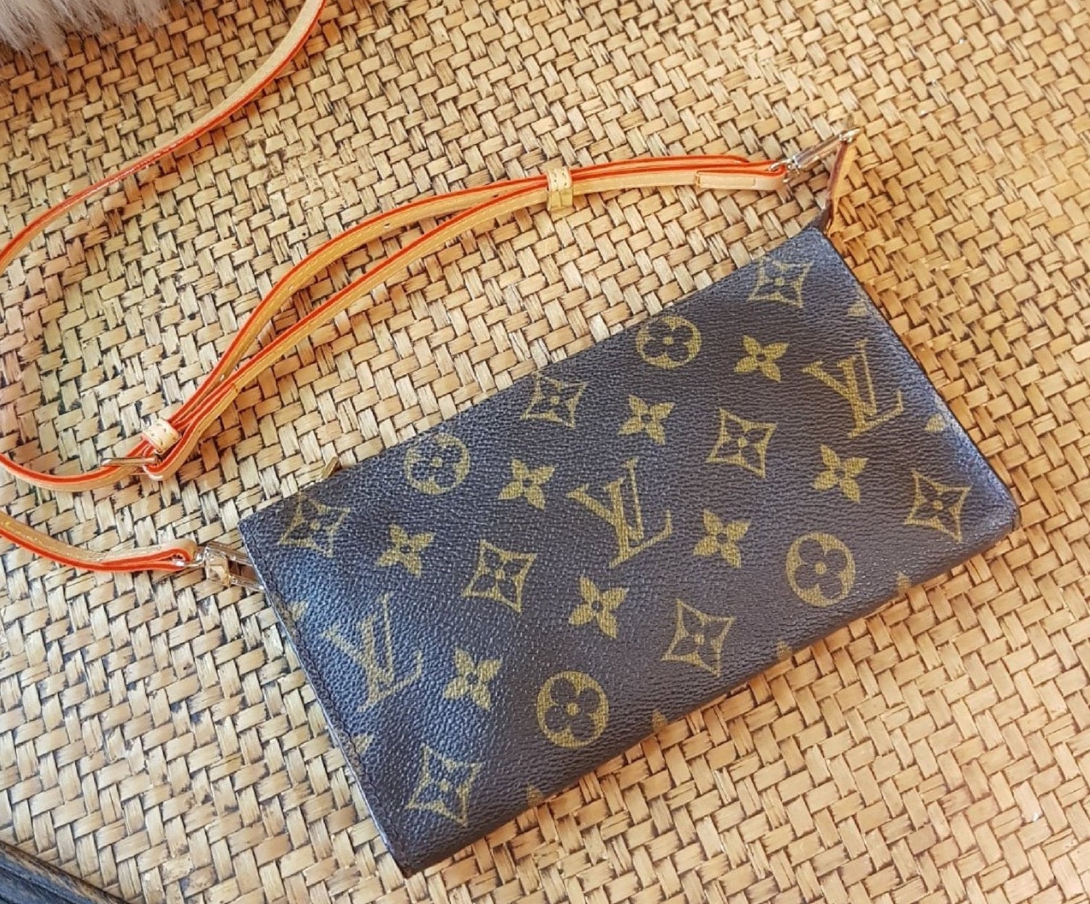Louis Vuitton Bucket Pouch 2024 favors
